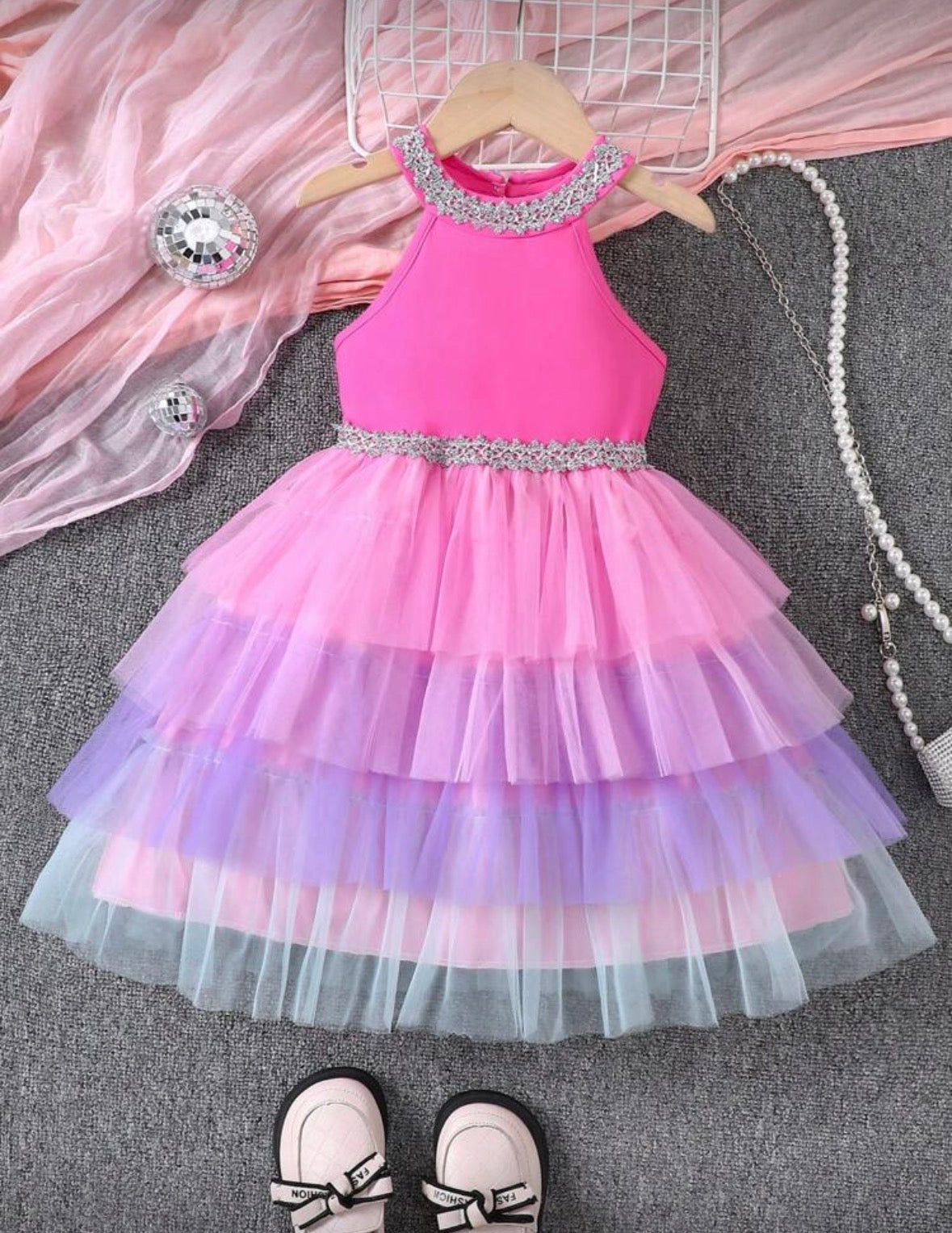 Vestido fucsia con detalle de capas coloridas