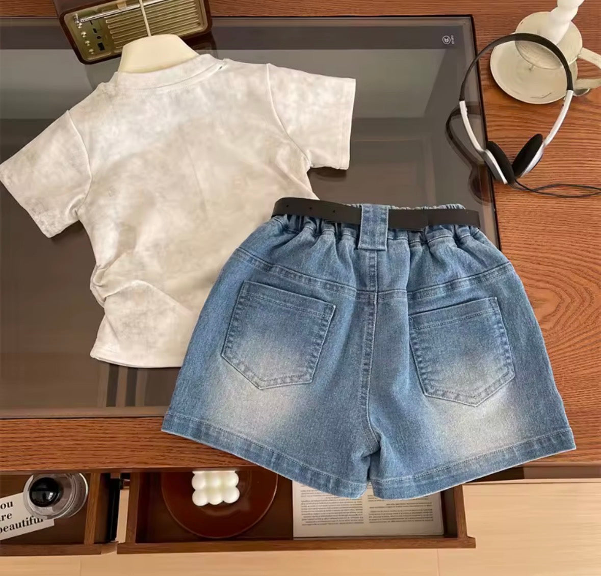 Conjunto short pollera de jeans con blusa detalle de mariposa incluye cinto