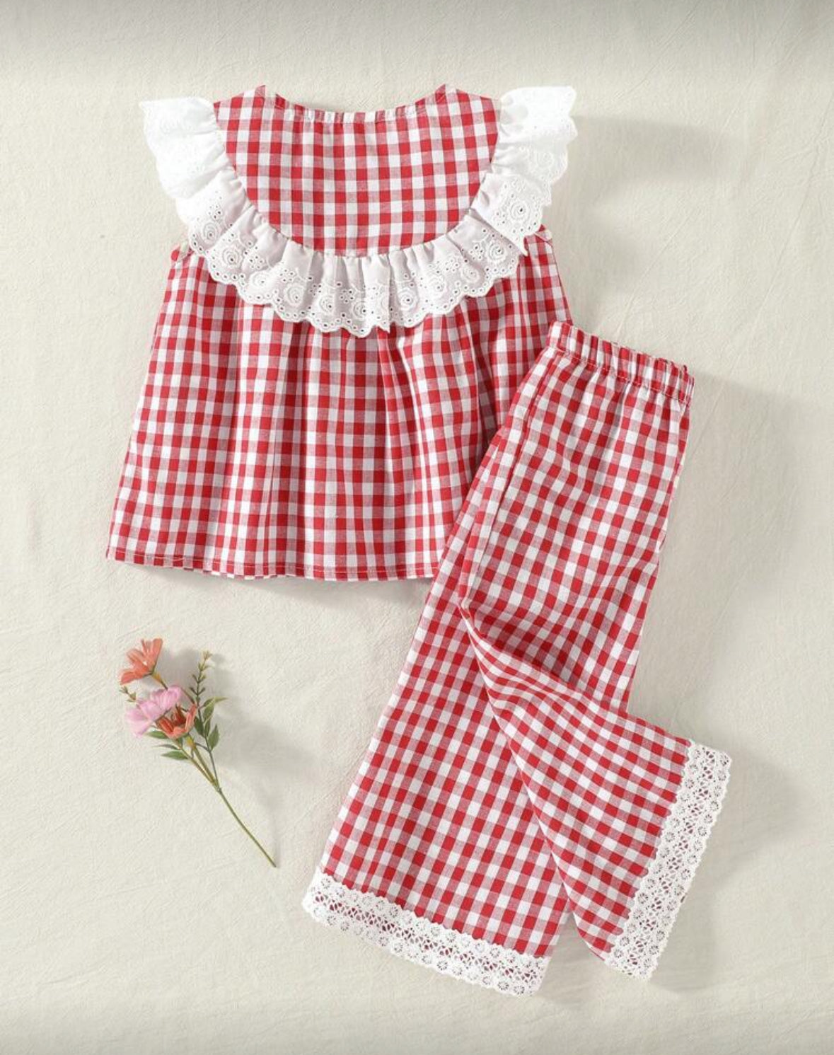 Conjunto a cuadrilla rojo pantalón más blusa con detalles en broderie