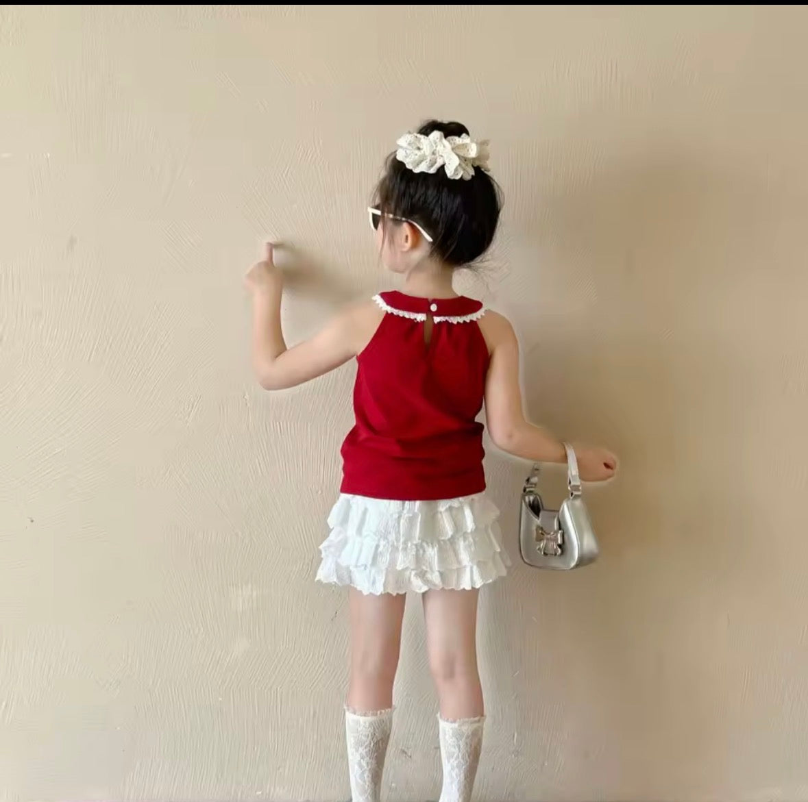 Conjunto pollera blanca con blusa roja detalles de moños y forro de short en la falda