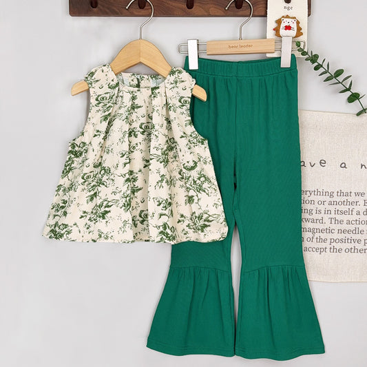Conjunto pantalones verde acampanado con blusa floreada
