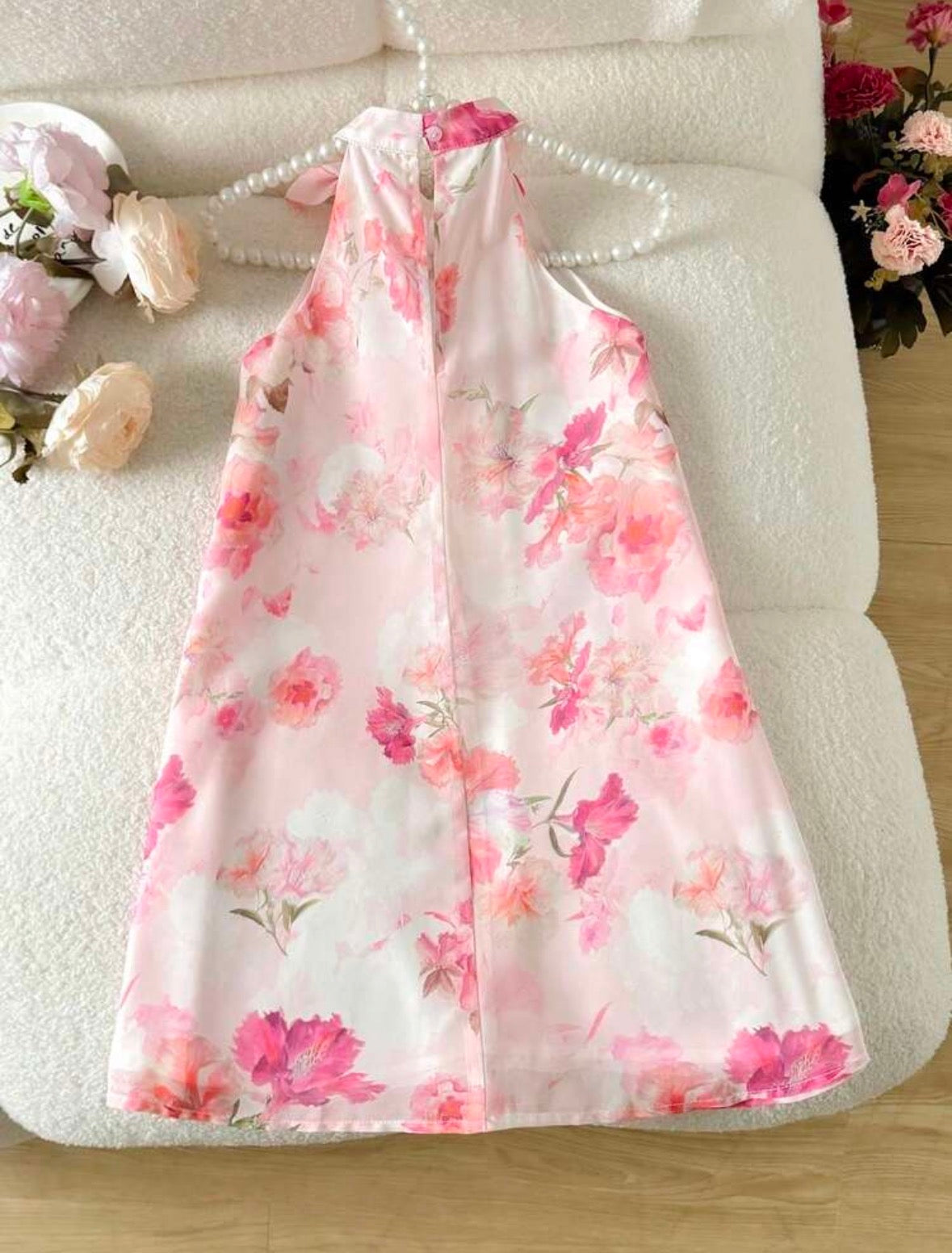 Vestido casual con detalle de flores rosa moño en el cuello