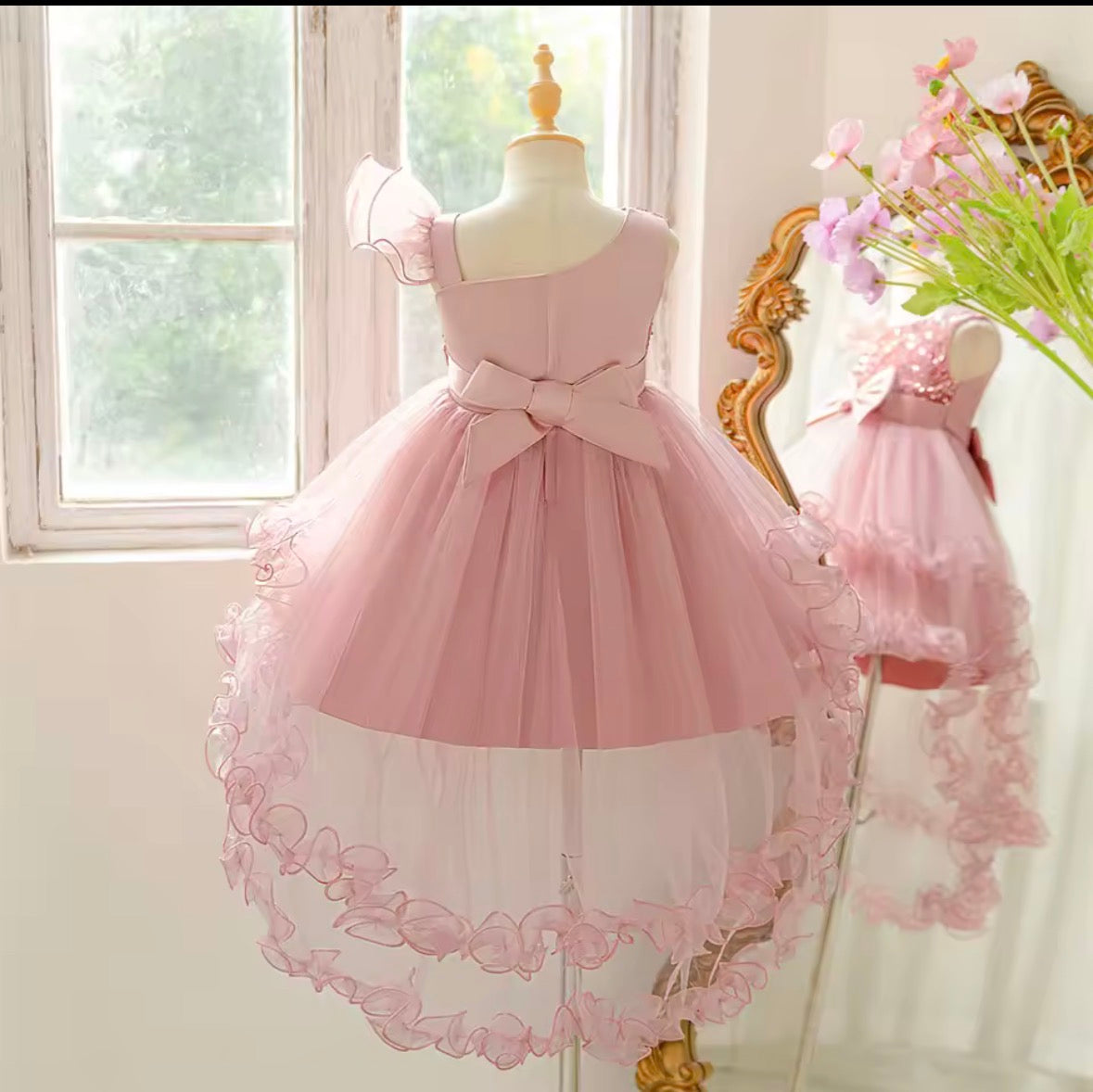 Vestido elegante color rosa vieja detalles de lentejuelas y moño en el pecho y cola larga