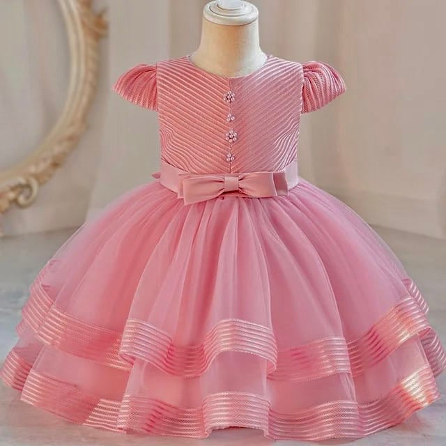 Vestido rosa vieja, con capas de tul moño y manga