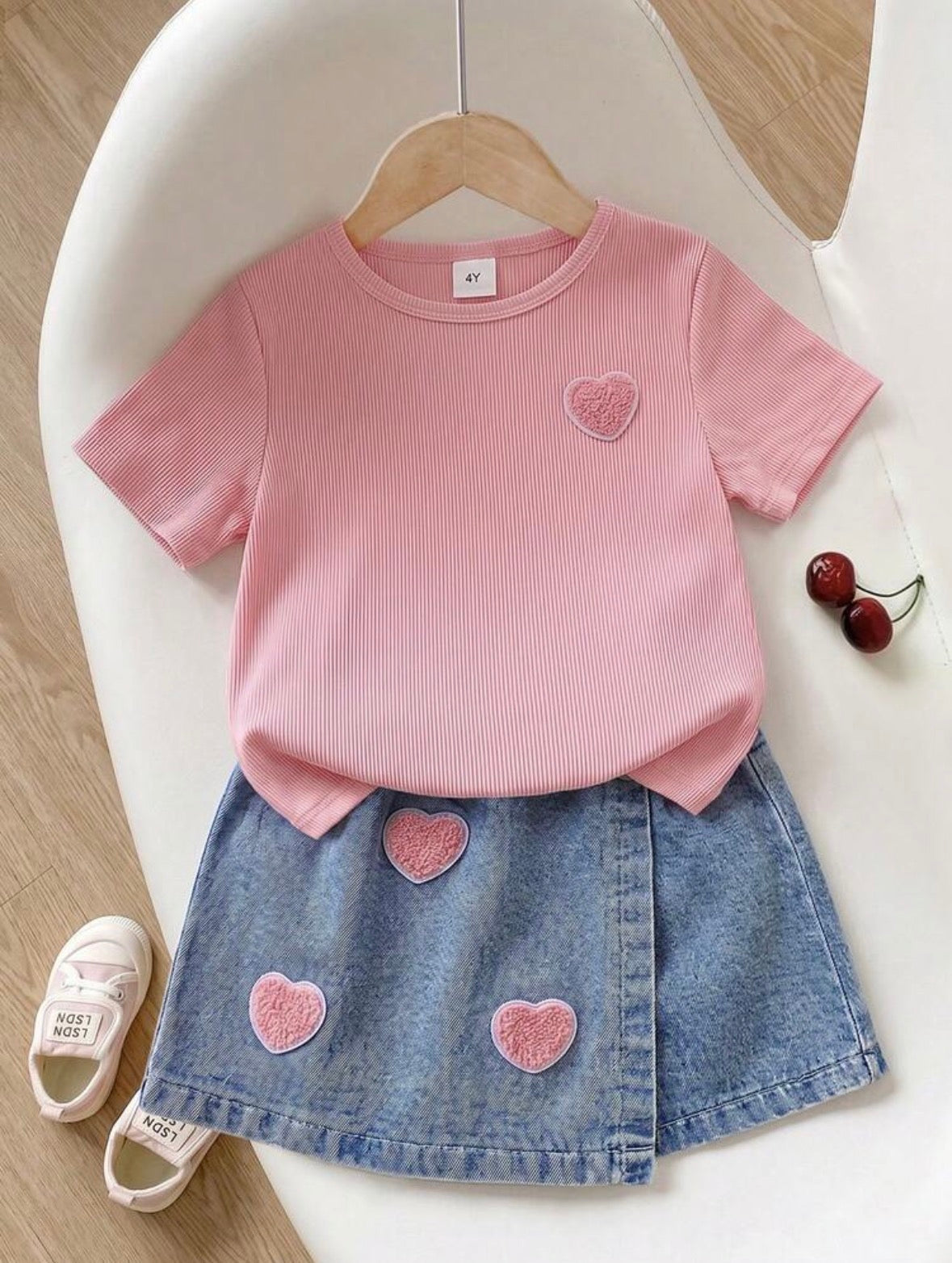 Conjunto short pollera de jeans con remera rosa detalles de corazones