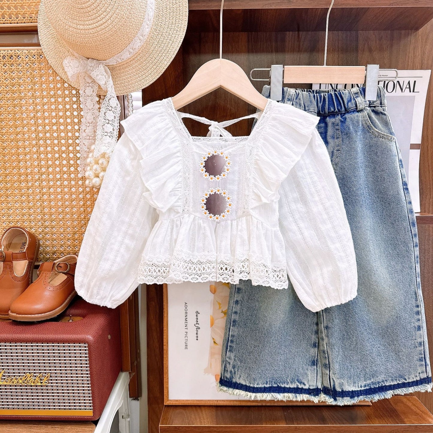 Conjunto pantalón de jeans con blusa blanca