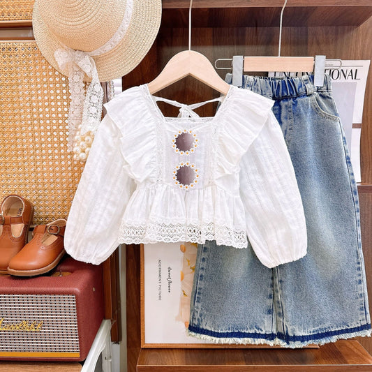 Conjunto pantalón de jeans con blusa blanca