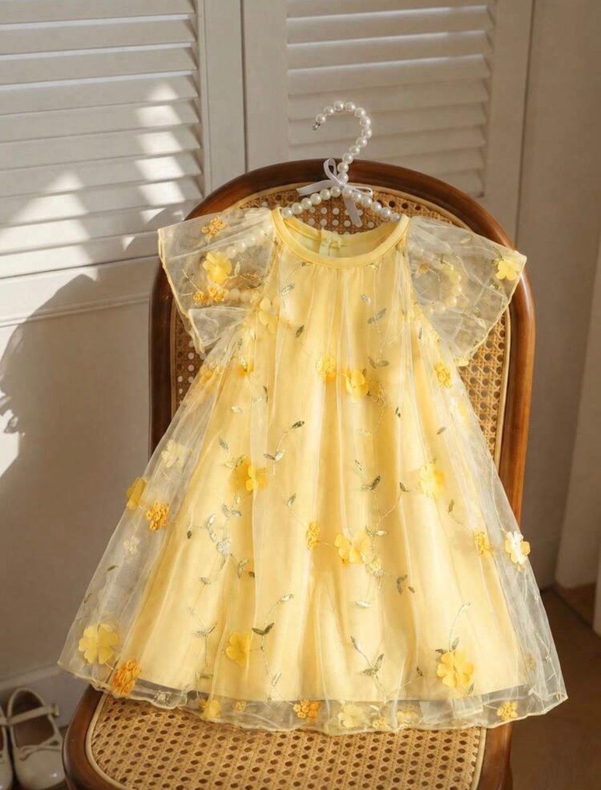 Vestido casual suelto color amarillo detalles de bordado y flores en 3D