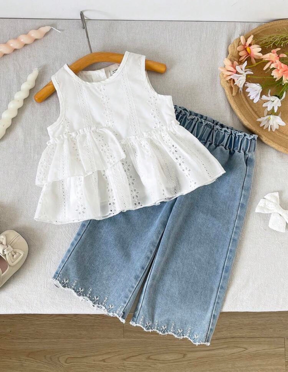 Conjunto pantalón de jeans azul  cintura agomada con blusa de algodón de color blanco