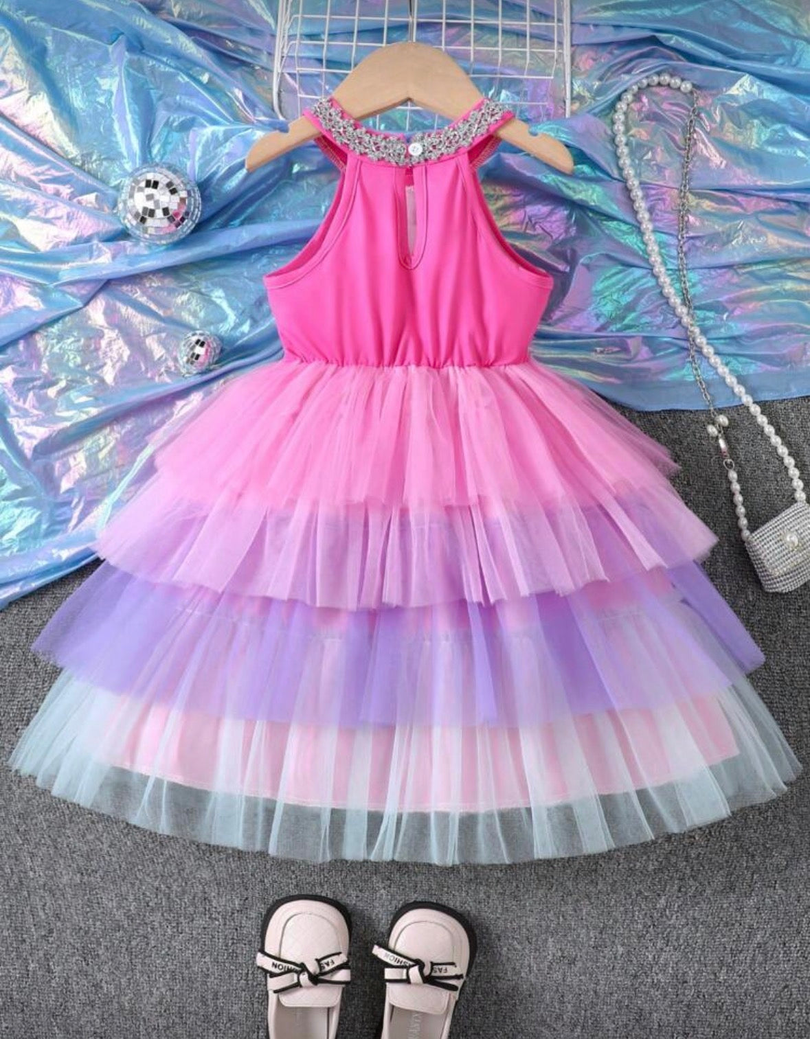 Vestido fucsia con detalle de capas coloridas