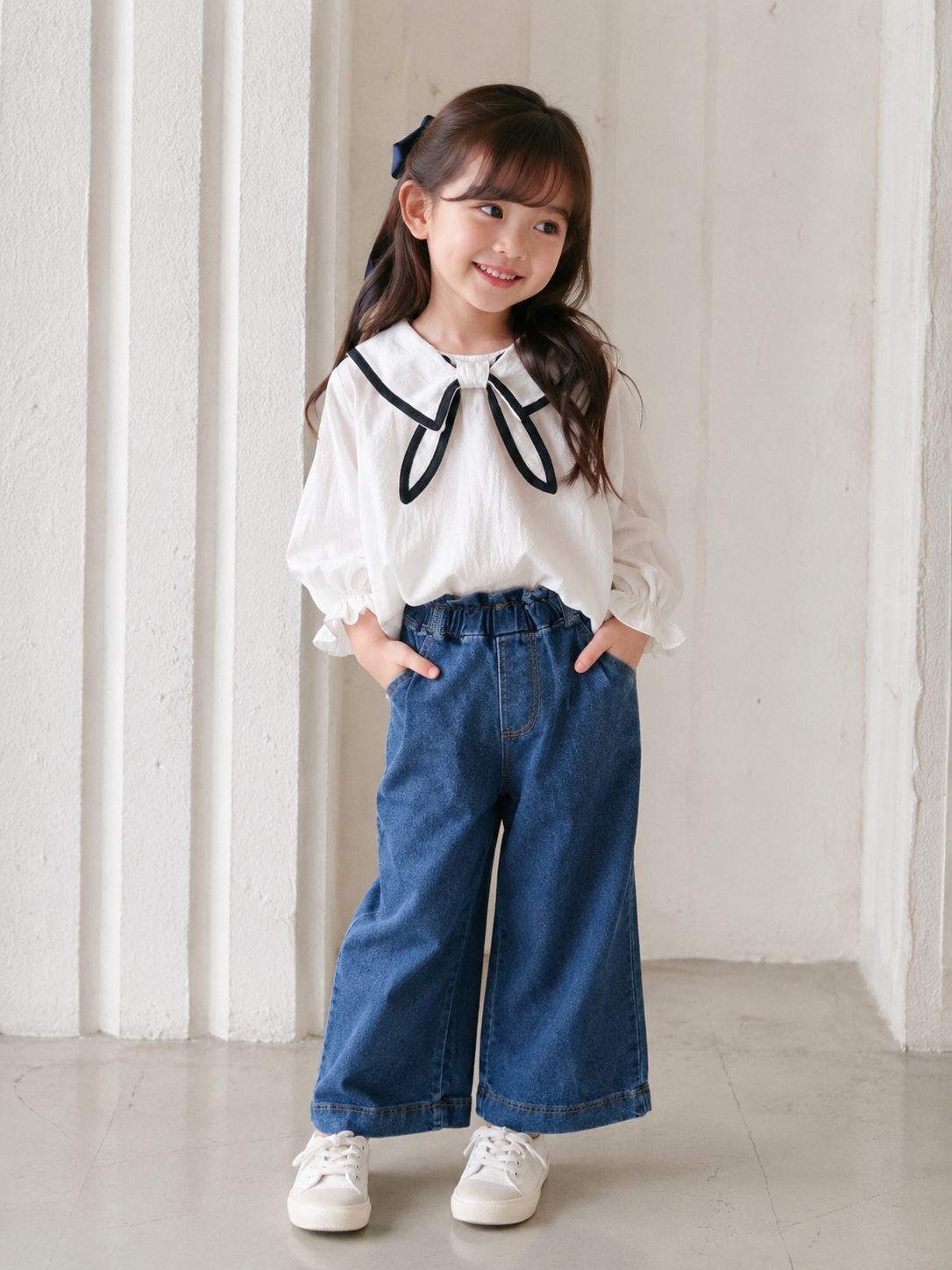 Conjunto pantalón de jeans con camisa blanca detalle de moño en el pecho