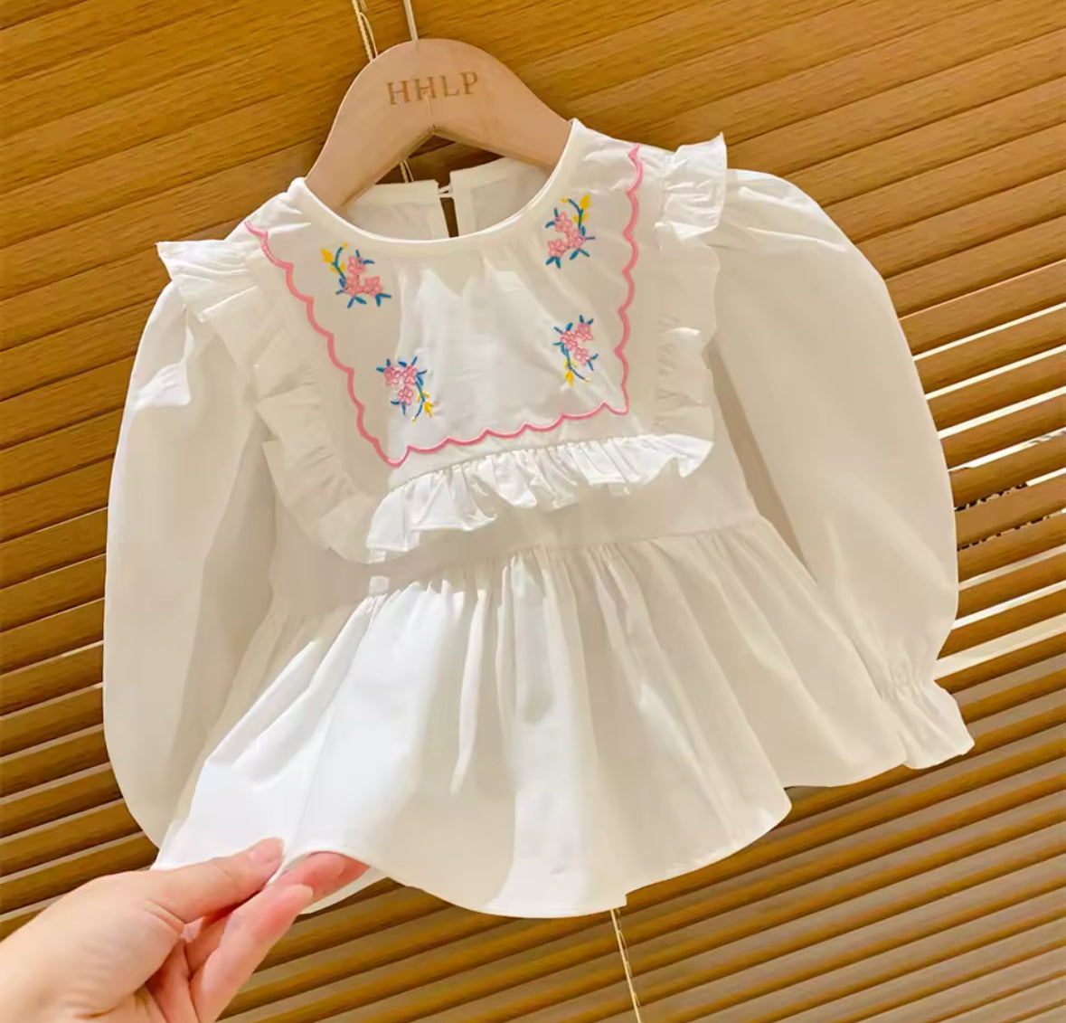 Conjunto pantalón jeans más blusa mangas largas blanca
