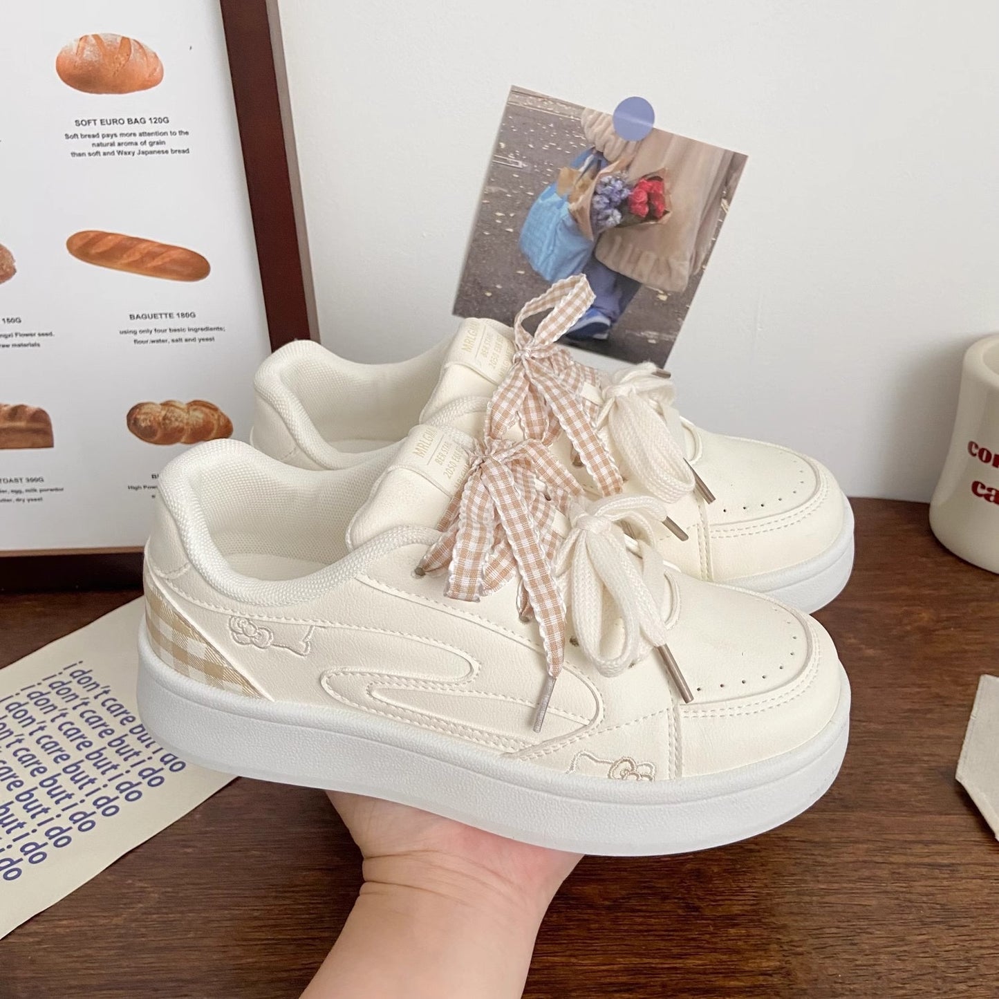 Zapato Tenis (Champion) color beige claro con detalle de hello Kitty