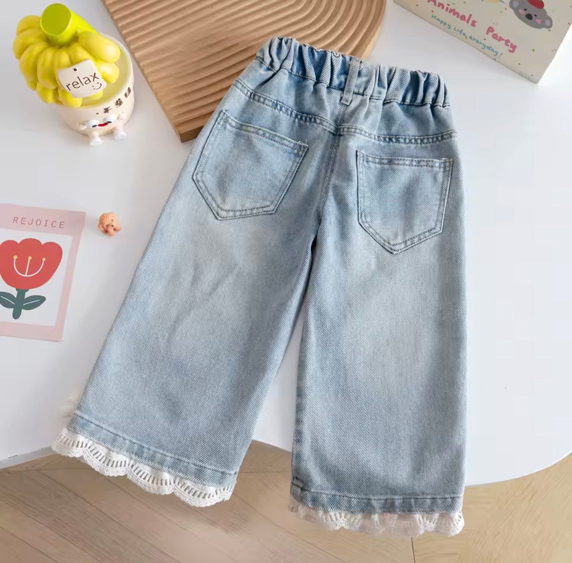 Pantalón de jeans detalle de moño y bordado