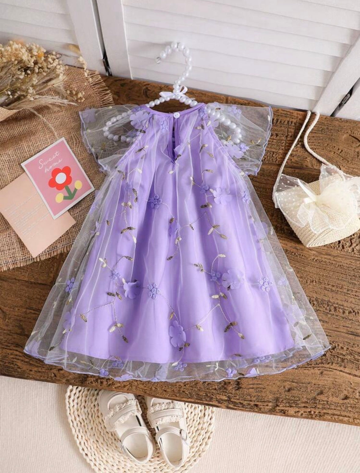 Vestido casual suelto color lila detalles de bordado y flores en 3D