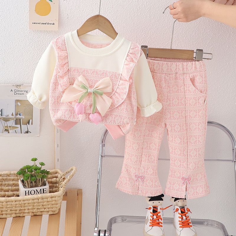 Conjunto de pantalón rosa tipo Oxford con mangas largas rosa con detalles de moño y flor