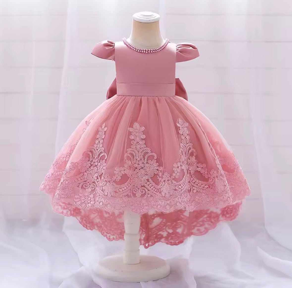 Vestido elegante cola larga color rosa vieja detalles de perlas y moño grande en la espalda