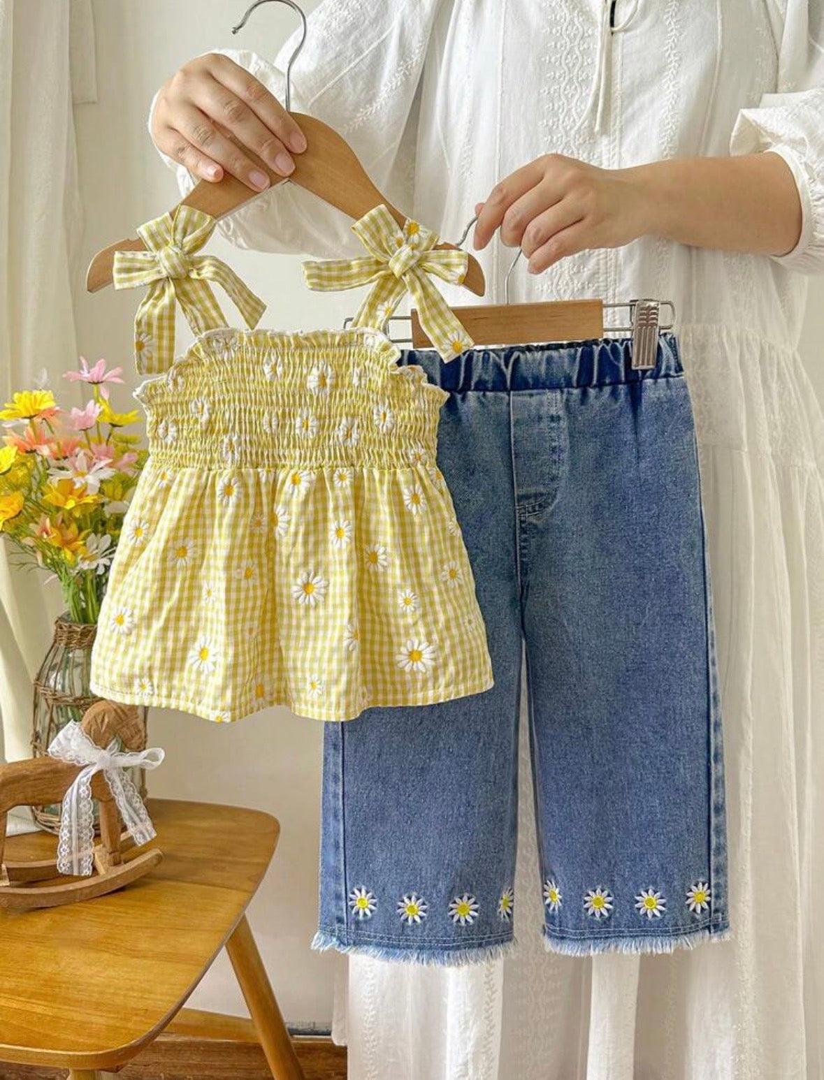 Conjunto pantalón de Jeans con blusa amarilla a cuadros