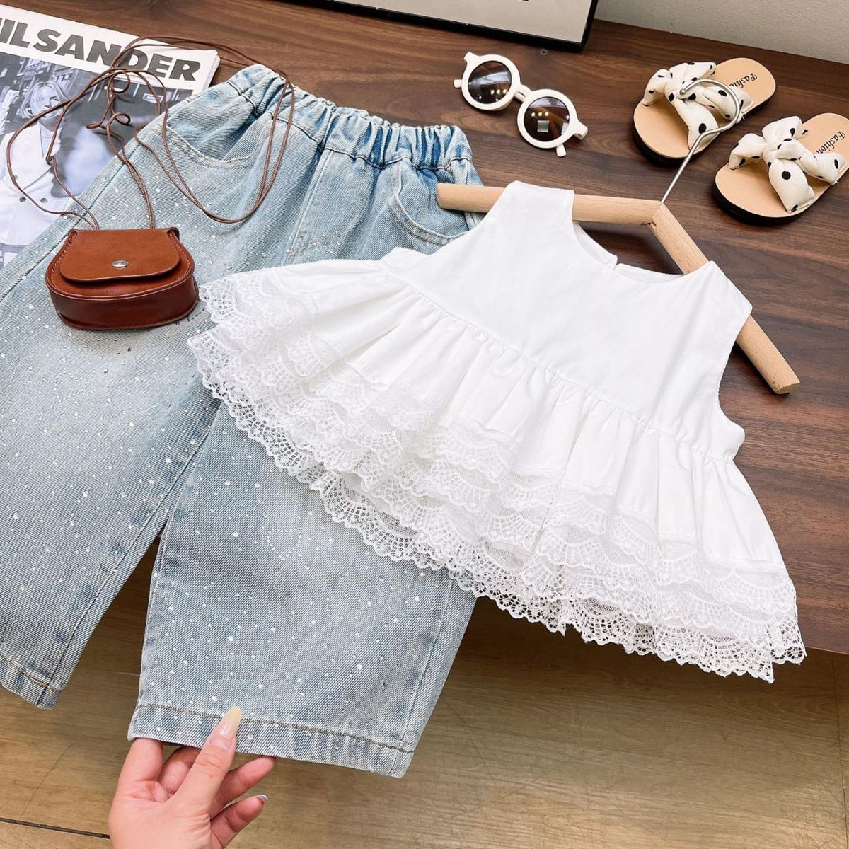 Conjunto de pantalón de jeans con blusa blanca detalle de brillos en el pantalón
