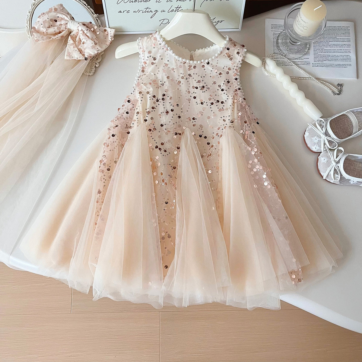 Vestido elegante color beige con lentejuelas doradas detalle de perlas en el cuello y manga con moño para el pelo