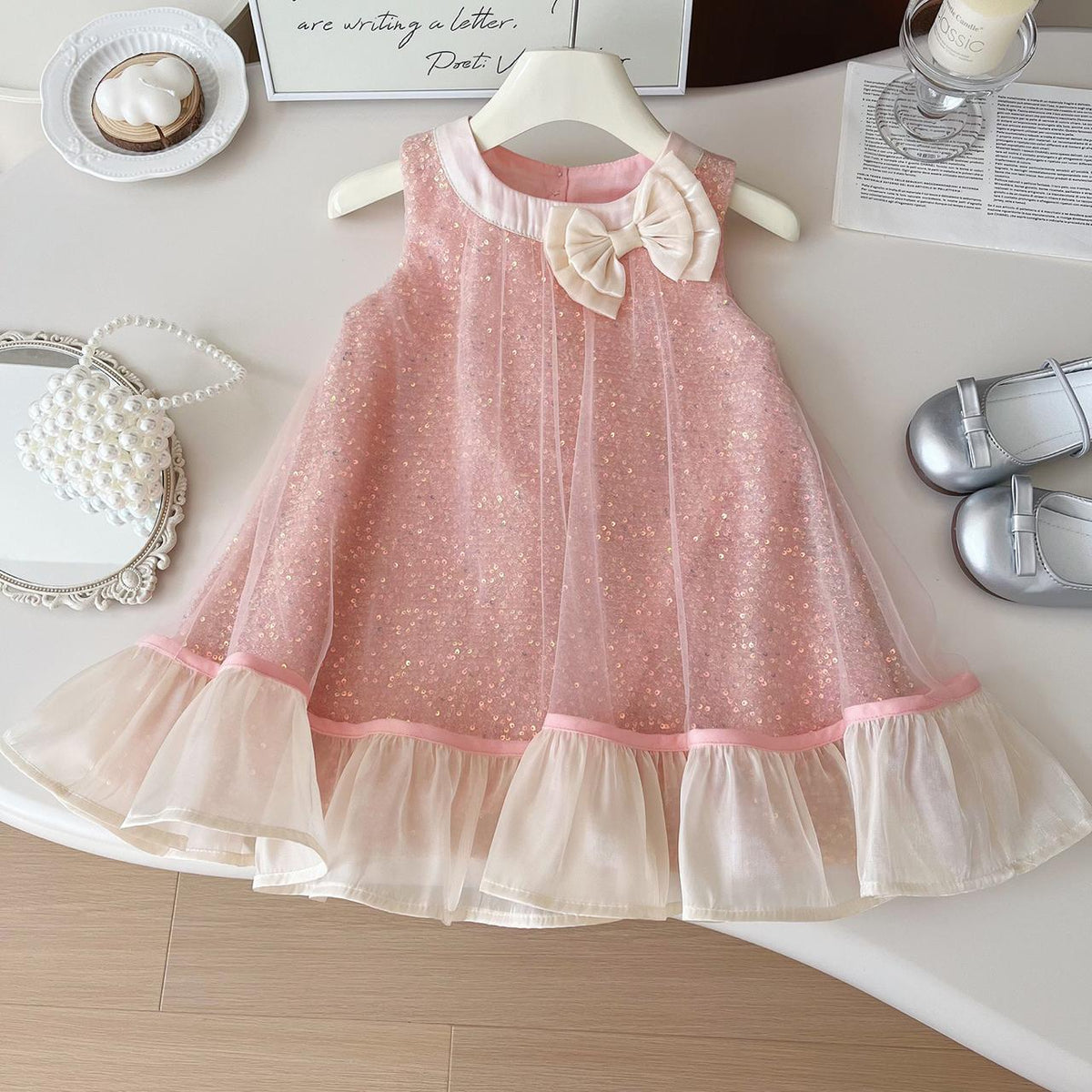 Vestido casual rosa con detalle de lentejuelas y moño