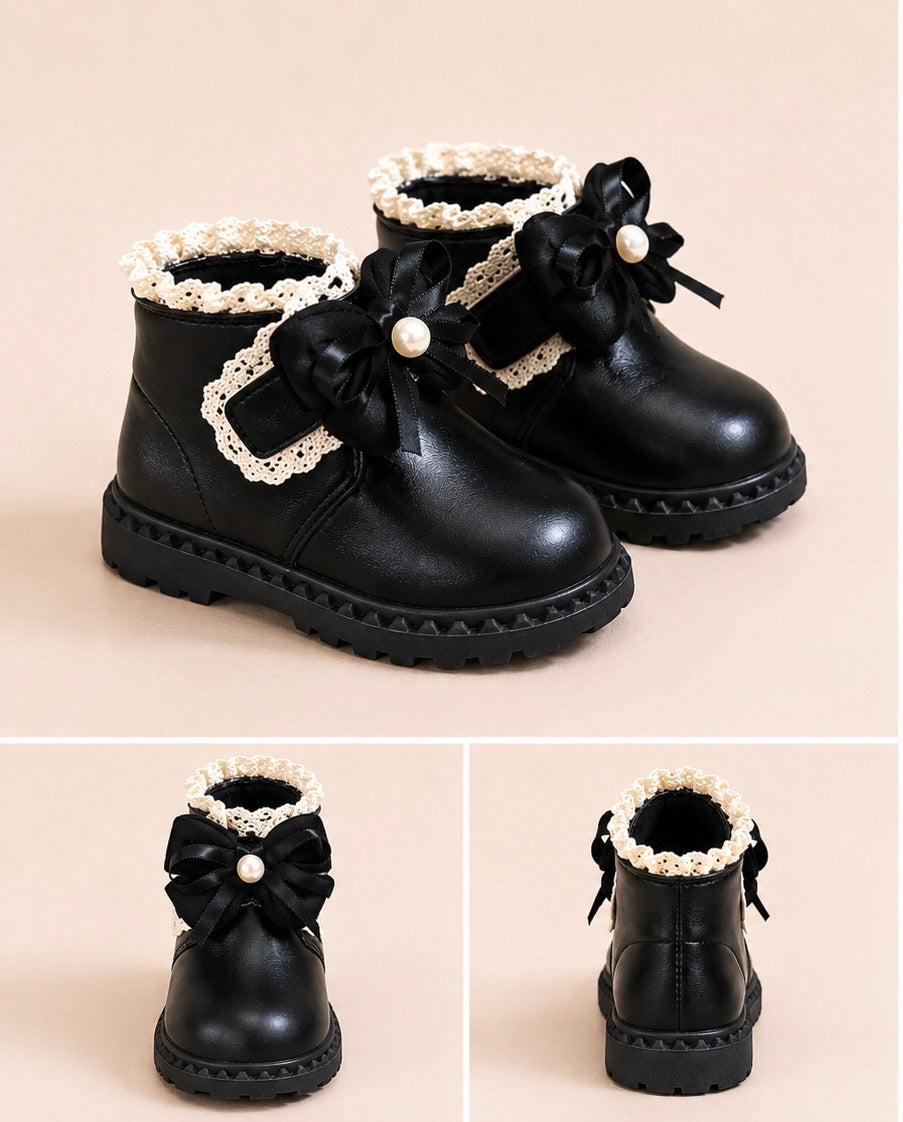 Bota negra caño bajo , con detalle de moño y perla con boladitos