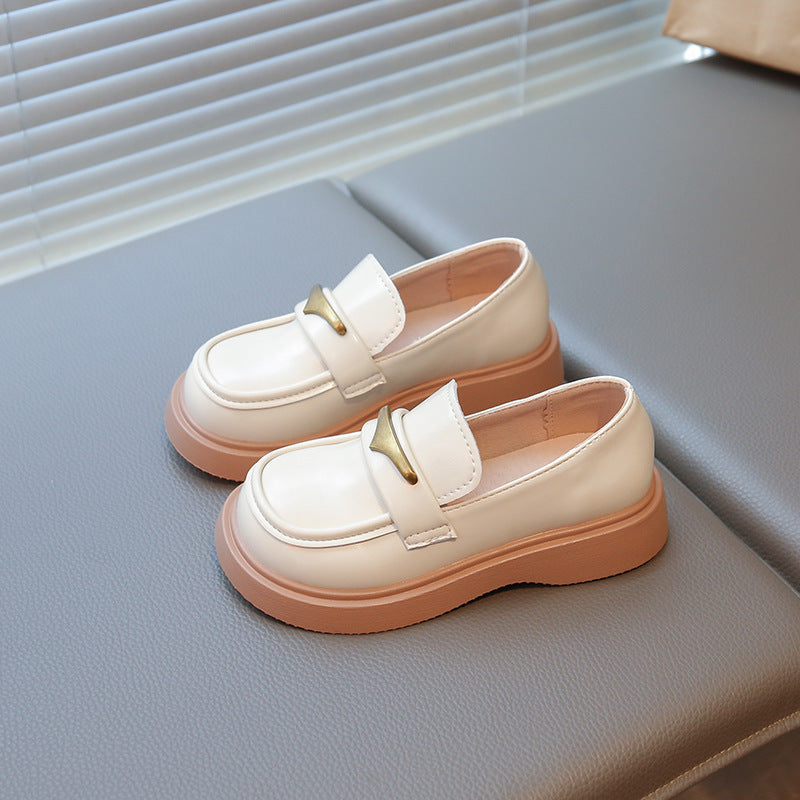 Zapato beige estilo mocasín en tendencia con aplique dorado