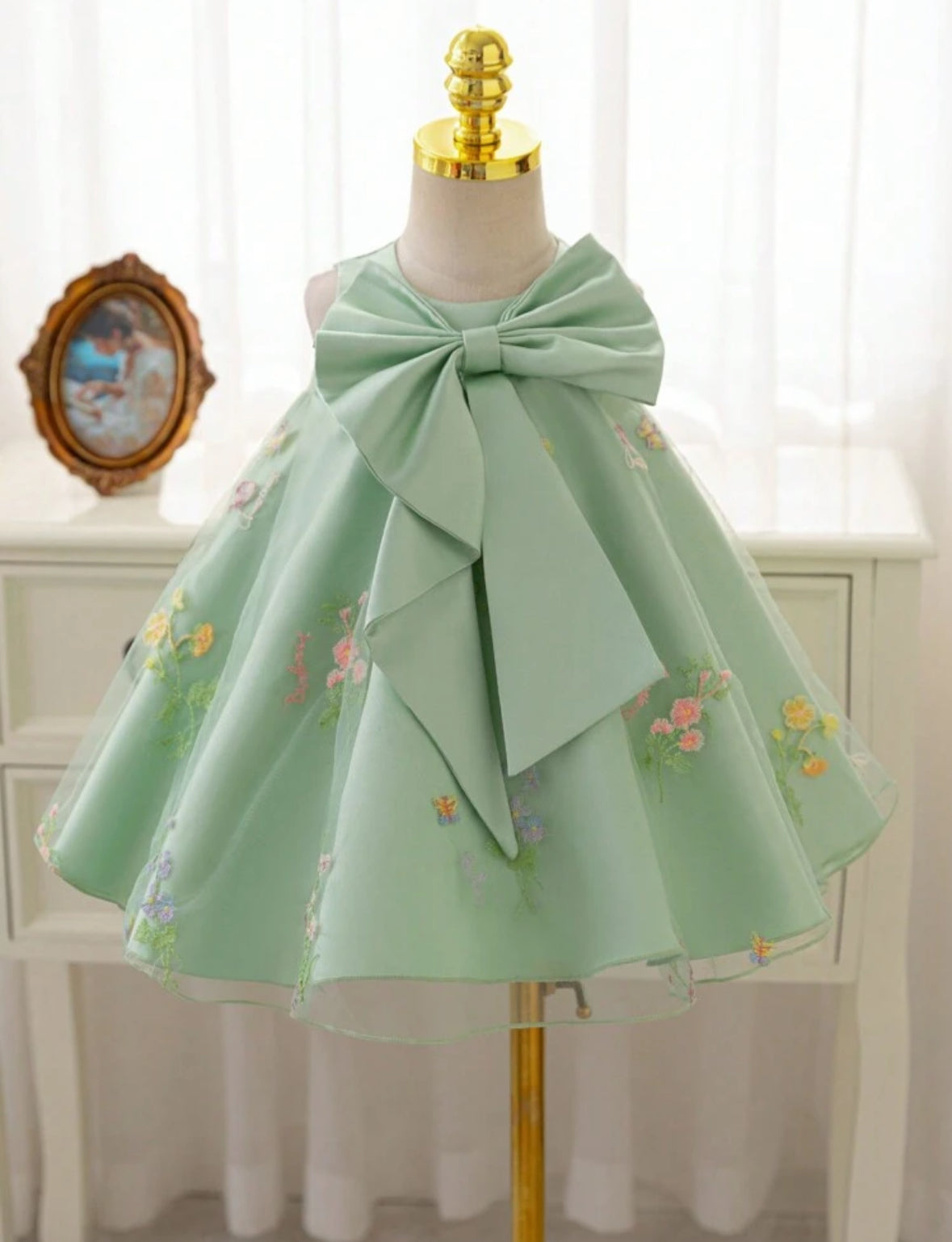 Vestido verde con detalle de moño y flores bordados