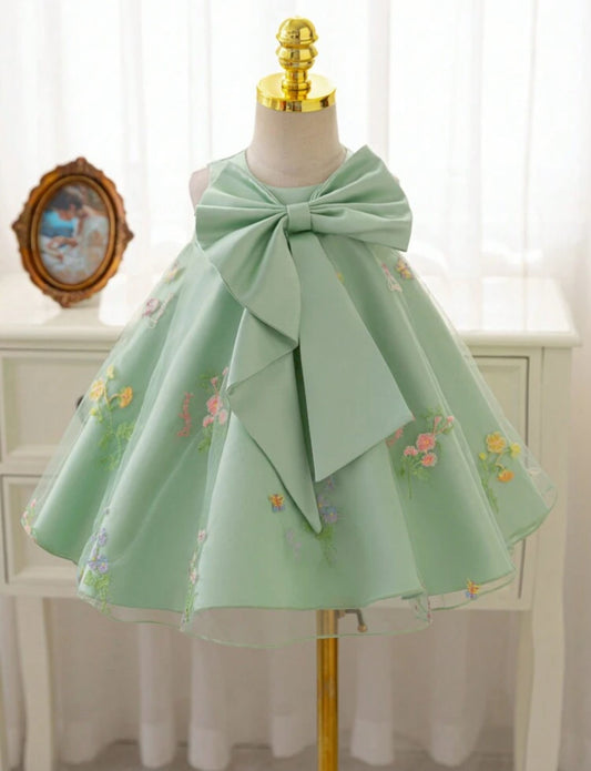 Vestido verde con detalle de moño y flores bordados