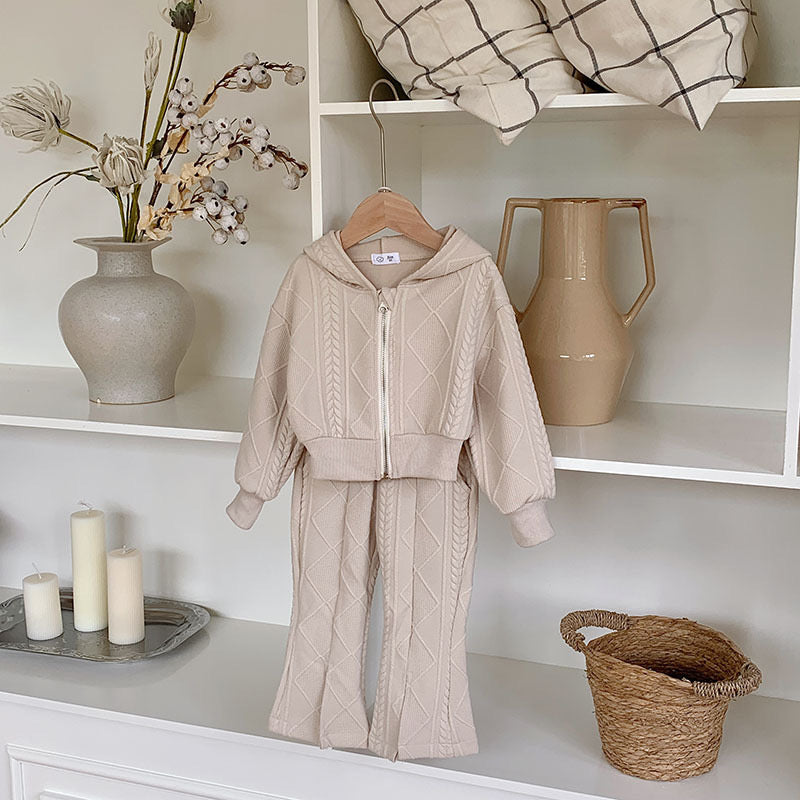 Conjunto pantalón buzo beige corte Oxford con abrigo detalle de capucha y bolsillo