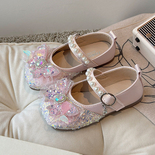 Zapato rosa con detalles de moño, brillos y perlas