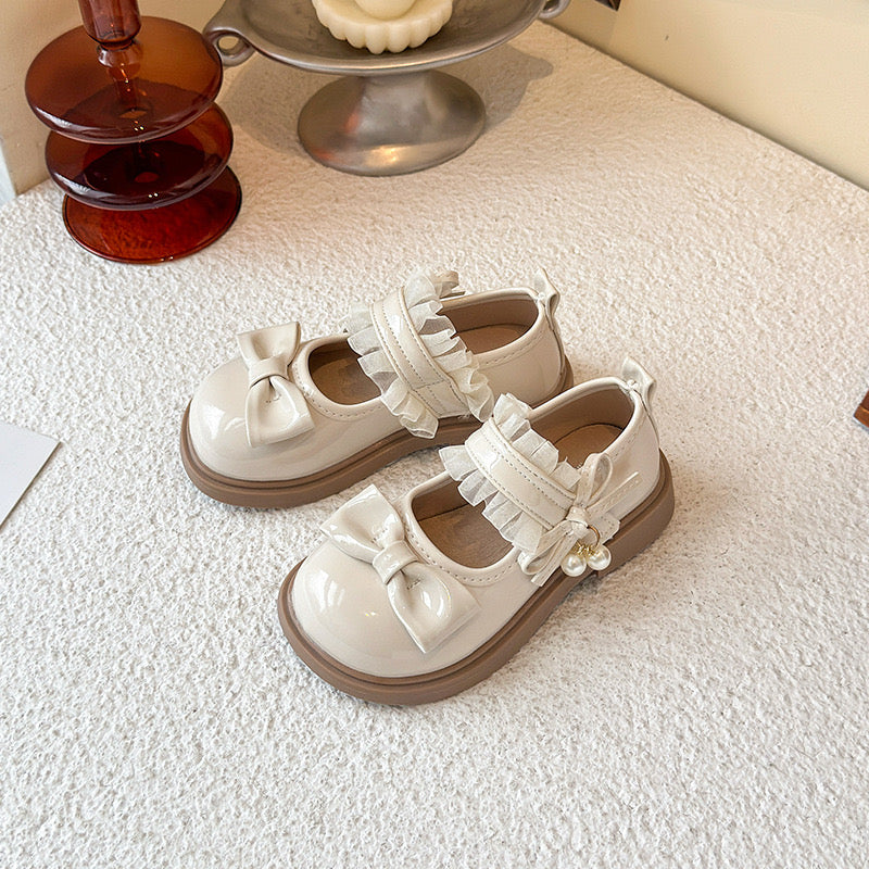 Zapato beige estilo mocasín , detalles de moño
