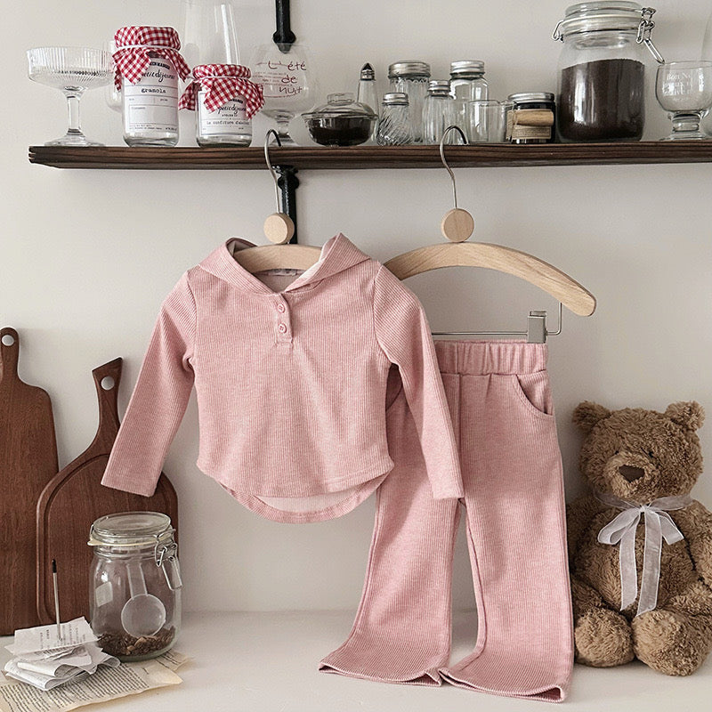 Conjunto pantalón Oxford y mangas largas con capucha rosa detalle de bolsillos