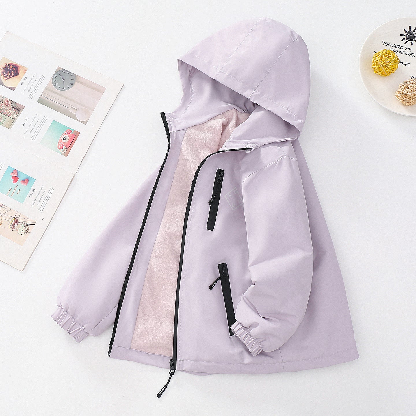 Campera rompe viento color lila  frisado por dentro detalles de bolsillos