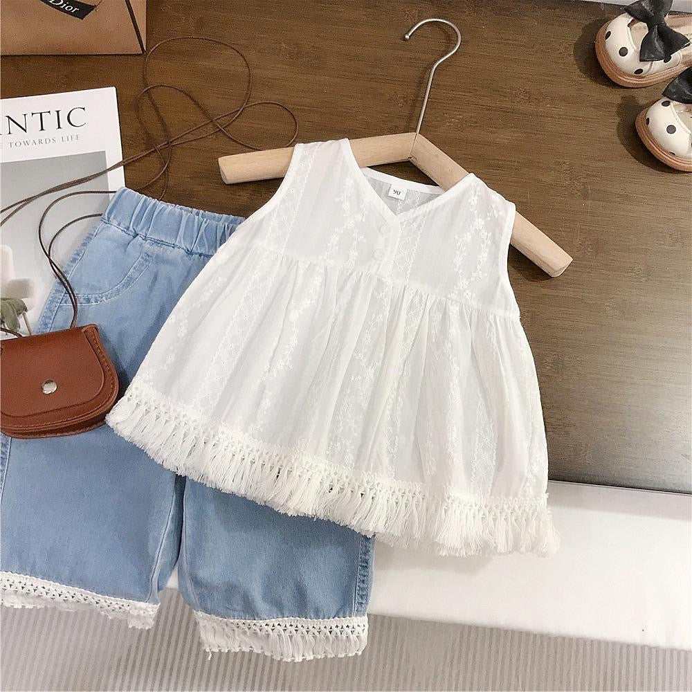 Conjunto de pantalón capri de Jeans con blusa blanca detalle de flecos