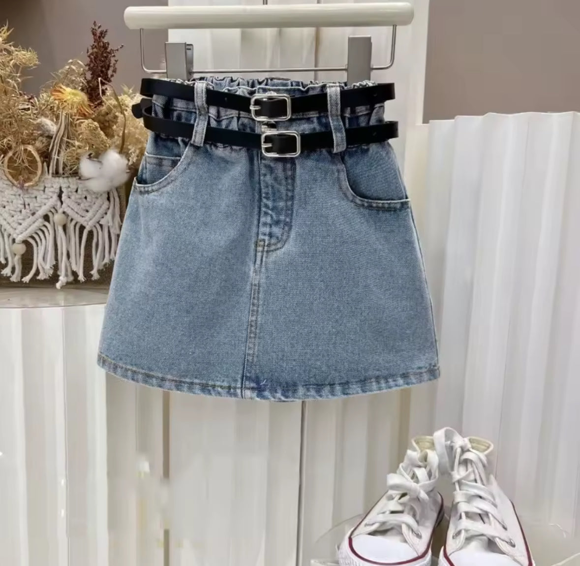 Conjunto pollera de jeans con blusa blanca incluye cinto doble