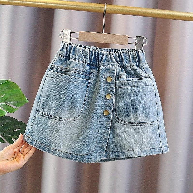 Short pollera de jeans detalle de bolsillos delanteros y botones dorados