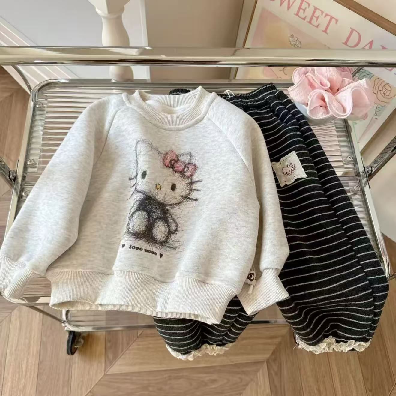 Conjunto de jogger a rayas con abrigo frisados ambos , detalle de hello Kitty