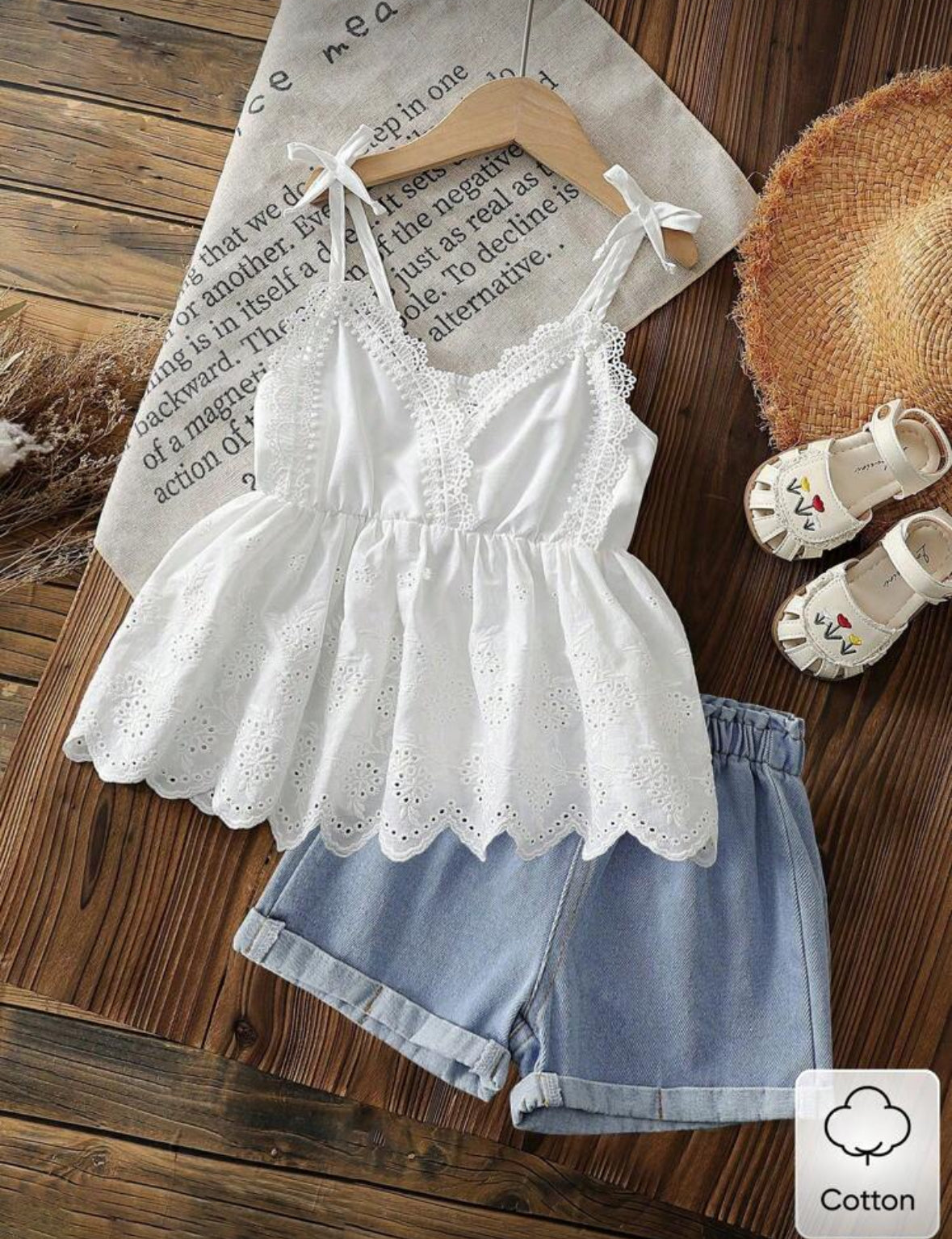 Conjunto short de jeans y blusa blanca de broderie