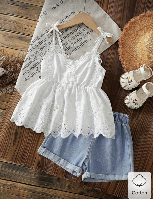 Conjunto short de jeans y blusa blanca de broderie