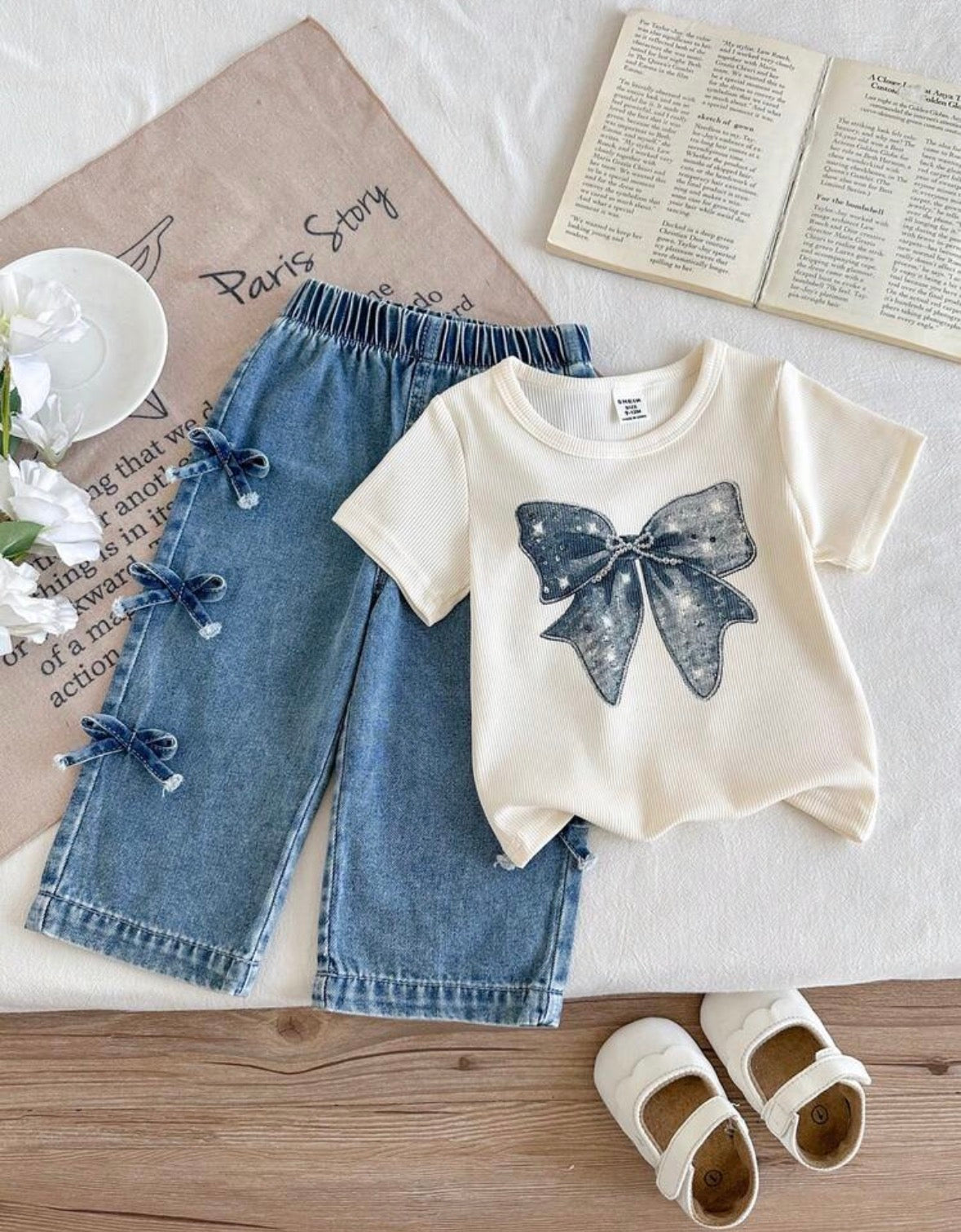 Conjunto pantalón de jeans con remera blanca detalle de impresión de moño
