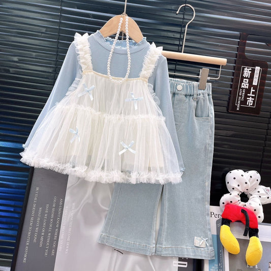 Conjunto de 3 piezas pantalón de jeans Oxford mangas largas celeste y blusa de tul blanca detalle de moñitos
