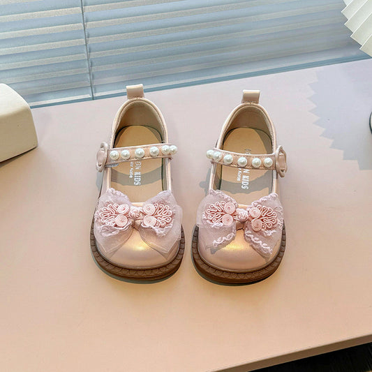 Zapato rosa estilo sastrero con detalles de moño y perlas