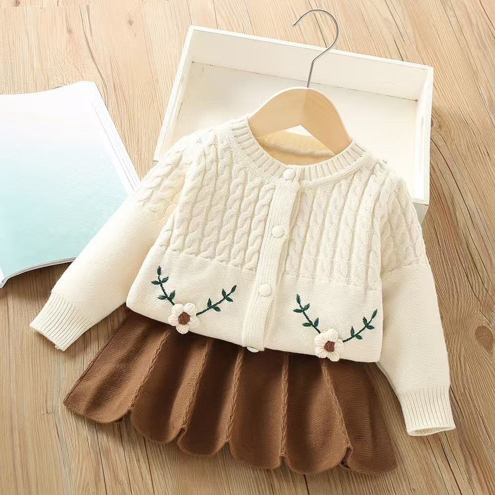 Conjunto pollera marrón con abrigo ( suéter ) de hilo beige detalles de flores