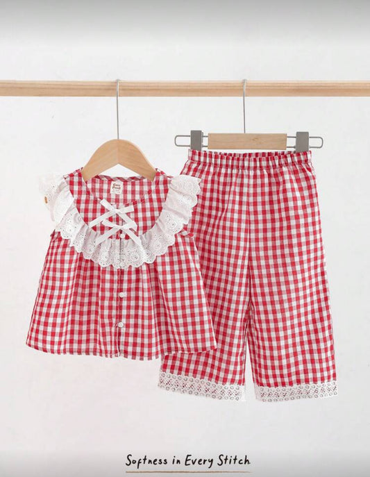 Conjunto a cuadrilla rojo pantalón más blusa con detalles en broderie