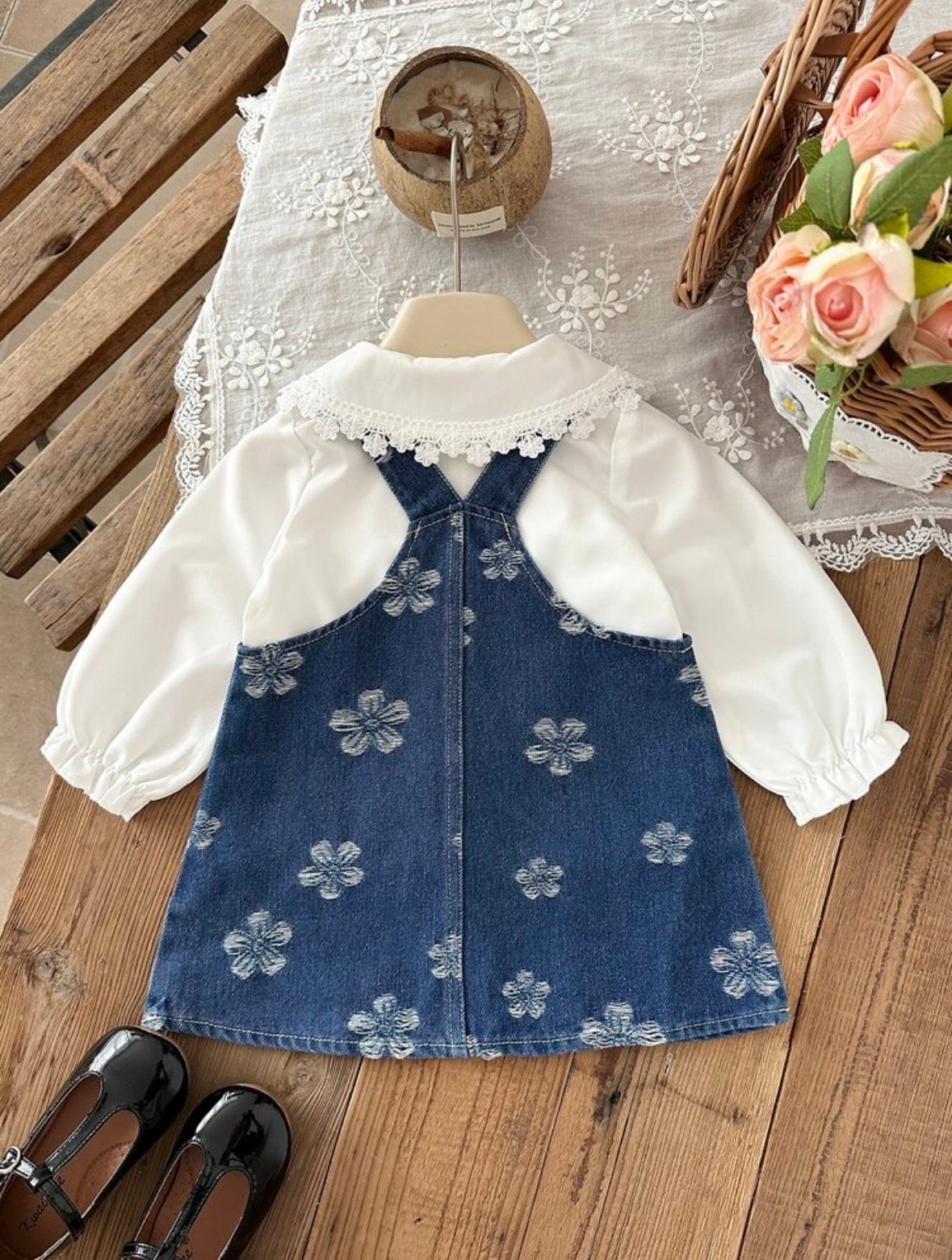 Conjunto jardinera de jeans azul con camisa blanca detalle de flores