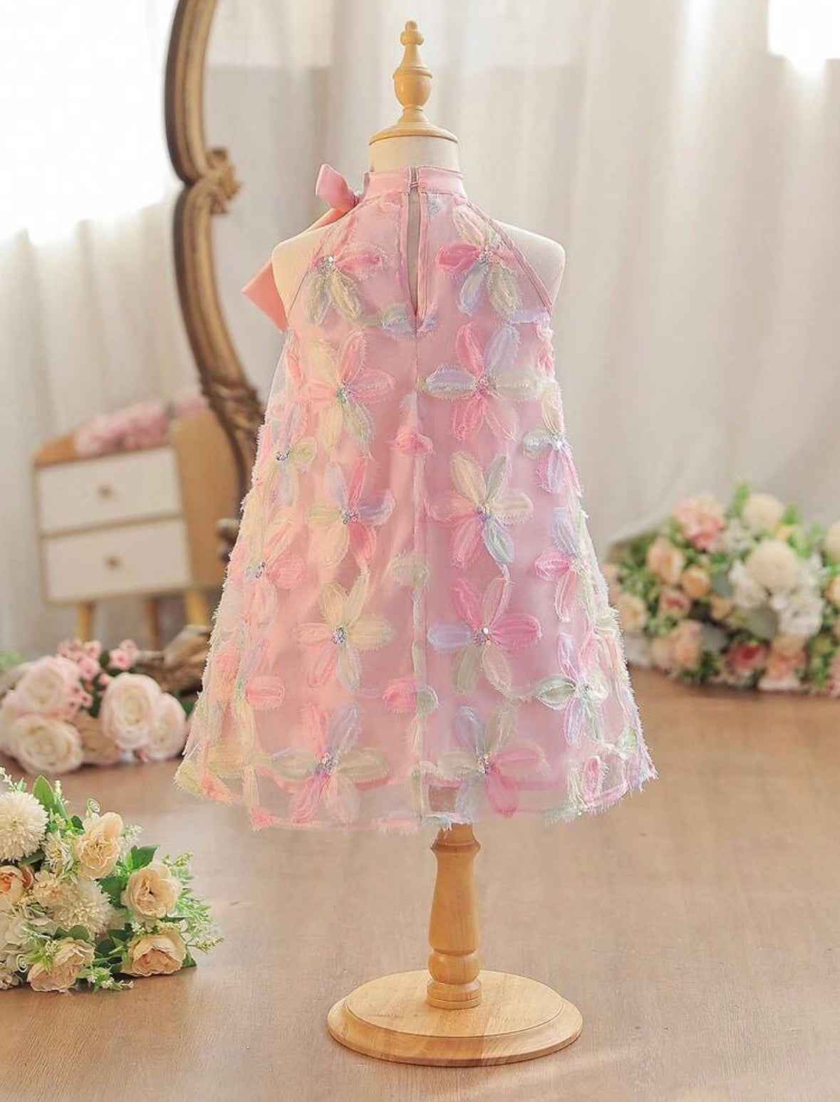 Vestido casual rosa con detalles de flores de colores en 3D y moño en el cuello