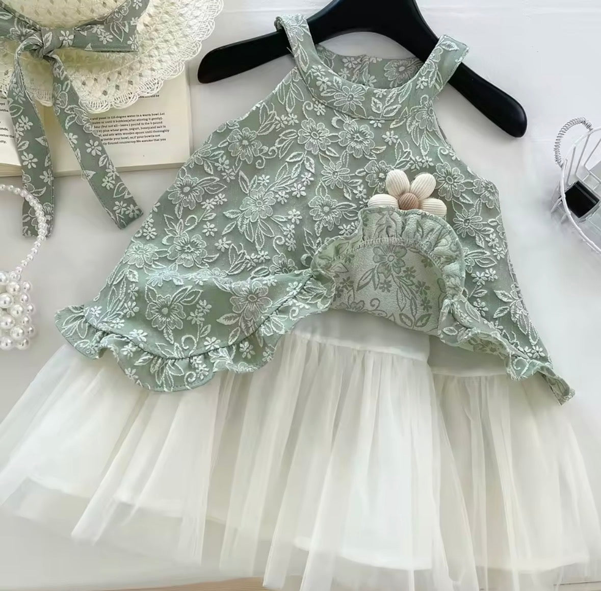 Vestido casual bicolor verde con detalles de bordados en blanco y falda de tul incluye sombrero