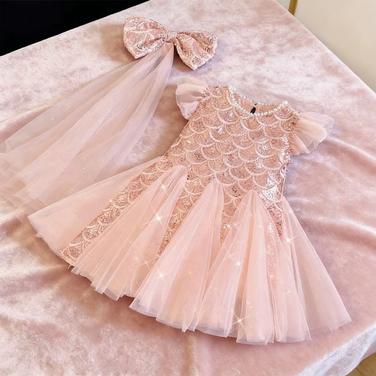 Vestido elegante en color rose detalles de lentejuelas en forma de escamas