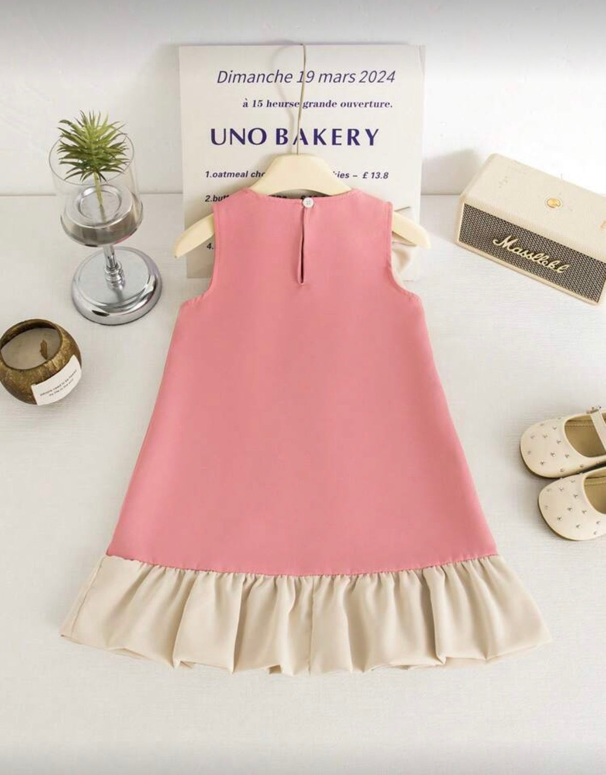 Vestido rosa con detalles de perlas y moño